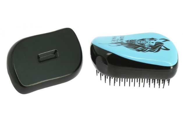 Sellerie Equideal à Saint-Dié 

Une petite brosse à emmener partout. Idéale pour démêler, coiffer ou répartir l’Huile de Soin JUMP YOUR HAIR.
Grâce à son capot, les dents de cette brosse ne s’abîment pas, ne se salissent pas.
Dimensions : 10 cm x 6,5 cm.