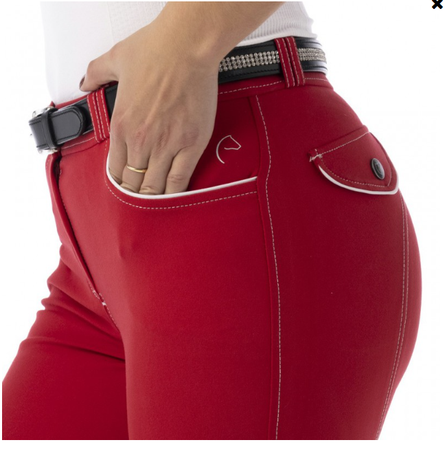 Sellerie Equideal à Saint-Dié 
Pantalon toute saison, respirant et stretch.
Surpiqûres en coloris contrasté, galbant la jambe et soulignant le fond découpé et les basanes tissu.
Equipée de poches cavalières à l’avant et de fausses poches pressionnées à l’arrière, toutes décorées de passepoils en coloris contrasté.
Ceinture élastique antidérapante avec passants doubles.
Large passant avec plaque poinçonnée au dos.
Bas de jambe extensible en élasthanne double épaisseur, qui facilite l’enfilage et garantit un positionnement fixe sans aucune gêne.