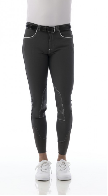 Sellerie Equideal à Saint-Dié 
Pantalon toute saison, respirant et stretch.
Surpiqûres en coloris contrasté, galbant la jambe et soulignant le fond découpé et les basanes tissu.
Equipée de poches cavalières à l’avant et de fausses poches pressionnées à l’arrière, toutes décorées de passepoils en coloris contrasté.
Ceinture élastique antidérapante avec passants doubles.
Large passant avec plaque poinçonnée au dos.
Bas de jambe extensible en élasthanne double épaisseur, qui facilite l’enfilage et garantit un positionnement fixe sans aucune gêne.