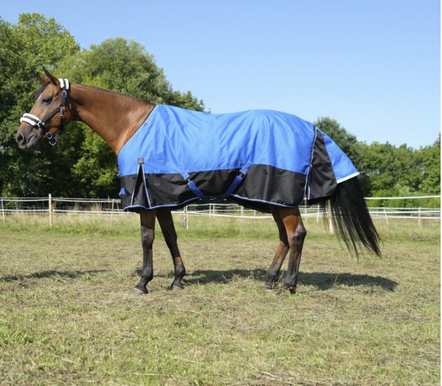 Sellerie Equideal à Saint-Dié
Couverture Equithème TYREX 1200D, couleur: bleu/noir, polyfil: 50g.​
Couverture d’extérieur imperméable et respirante en polyester Ripstop 1200 deniers 3000/3000 avec coutures thermo-soudées, doublure nylon. Equipée d’un très grand rabat de queue imperméable avec bande réfléchissante intégrée, de plis d’aisance, d’un pad de garrot en mouton synthétique à l&#39;intérieur de la couverture, de sur sangles croisées basses et de courroies de cuisses. Fermeture de poitrail par fixation rapide EasyClip release, renforcée par bandes auto-agrippantes, avec indication de la taille sur patch en caoutchouc.