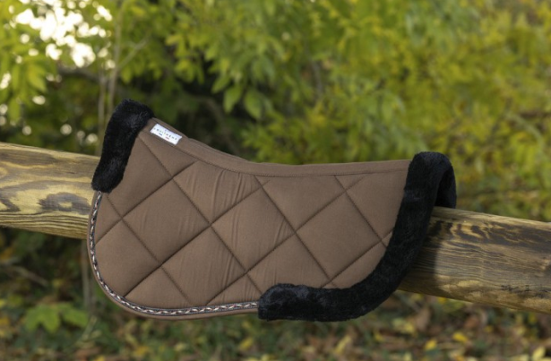 Sellerie Equideal à Saint-Dié 

Amortisseur Equithème modèle &quot;Infinity&quot;​

Élégant amortisseur en coton, matelassé de 6 mm de mousse. Doté d&#39;une doublure, d&#39;une protection de garrot et d&#39;un renfort à l&#39;arrière, en mouton synthétique pour plus de confort.