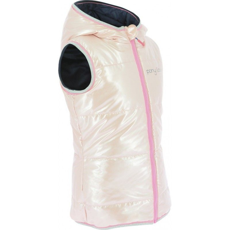 Sellerie Equideal à Saint-Dié 
Déperlant, chaud et matelassé, ce gilet d&#39;équitation sans manches est doté d&#39;une capuche en cas de pluie.  

Un biais élastiqué est présent autour de la capuche et sur le bas de la veste pour une meilleure protection contre le froid.

Le Gilet Equi-Kids Jade est décoré d&#39;un marquage Pony Love sur le devant et Equi-kids dans le dos.

Des poches pour les mains sont se ferment par un zip au coloris contrasté sur le côté marine.​

biais élastiqué autour de la capuche et en bas de veste pour une meilleur protection contre le froid.