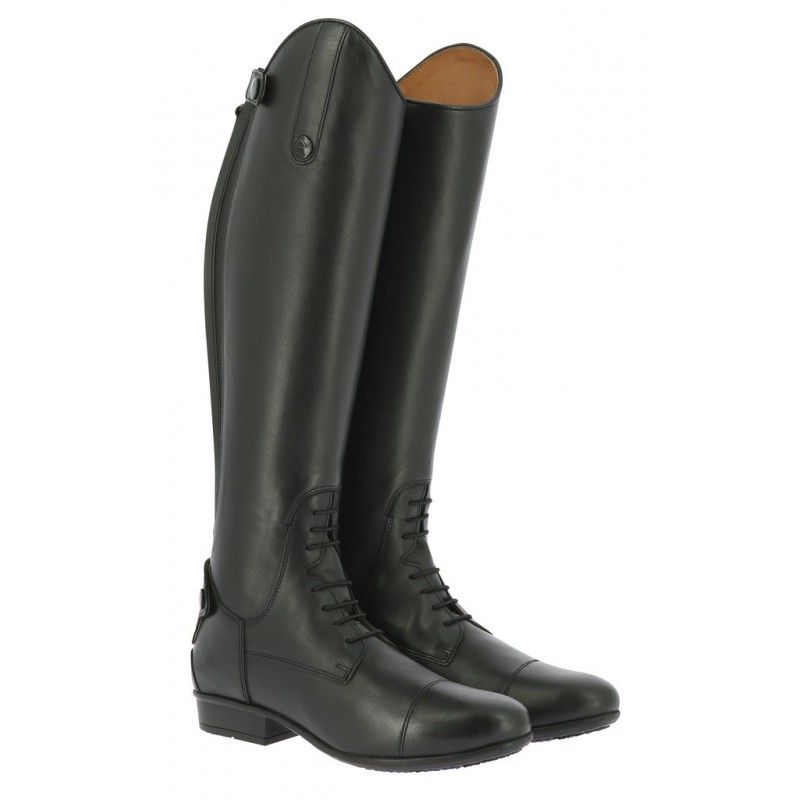 Sellerie Equideal 
Enfin des bottes tout en souplesse, confortables, ajustées et faciles à enfiler... au meilleur prix !

En cuir vachette pleine fleur souple, lisse, avec lacets élastiques à l&#39;avant et surpiqûres ton sur ton en pointe. Fermeture arrière à glissière YKK montée sur support élastique, sécurisée par un bouton pression sur rabat cuir en bas et sur montant élastique en haut de tige. Doublure toute hauteur en cuir de porc.

Première de propreté amovible en polyuréthane souple avec zones de répartition de la pression et insert en gel amortissant antichocs au talon. Voûte plantaire préformée améliorant le soutien et le confort. Doublure du pied absorbante et respirante en nylon/mousse.

Semelle extérieure antidérapante en caoutchouc avec zone confort en polyuréthane souple à picots et ventilation &quot;Air System&quot; à double effet :

- Circulation d&#39;air dans la semelle et évacuation par la valve sortante positionnée sur le talon.

- Effet coussin d&#39;air amortissant améliorant le confort de marche.