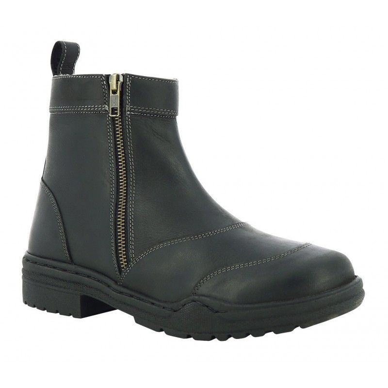 Sellerie Equideal, Saint-Dié
En cuir de buffle, doublé mouton synthétique. Semelle extérieure en caoutchouc. Première de propreté amovible en mousse EVA, dessus en mouton synthétique. Double fermeture à glissière métallique YKK.