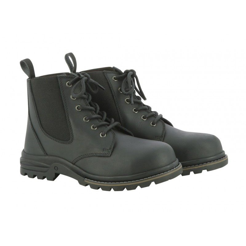 Sellerie Equideal, Saint-Dié
Boots en cuir de buffle gras avec lacet à l&#39;avant. Soufflet élastique pour plus de confort. Semelle extérieure antidérapante en TPR. Première de montage Texon en métal pour une sécurité optimale, semelle intérieure en Eva de 4 mm recouverte d&#39;un textile en daim.