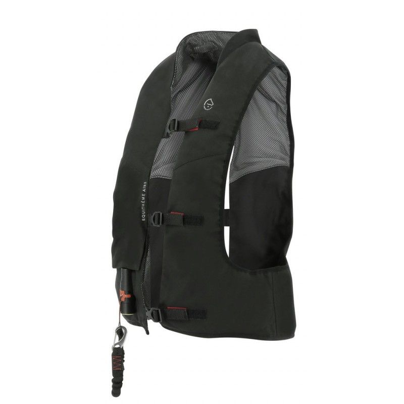 Sellerie Equideal à Saint-Dié 
La France est le premier pays à adopter une norme encadrant la fabrication des Airbags d’Equitation (EPI Equipement de Protection Individuelle). En attendant une harmonisation Européenne, cette norme NF S72-800-2022 assure aux cavaliers une protection accrue en encadrant la surface de protection, la vitesse de gonflage et en imposant aux gilets des tests d’impacts beaucoup plus sévères.

Le nouvel airbag EQUITHÈME AIR2 développé par FREEJUMP satisfait aux exigences de la nouvelle norme NF-S-72-800-2022 grâce à

• Sa vitesse de gonflage ultra rapide : 115ms pour atteindre la pression exigée des tests d’impacts pour une taille M.

• Sa zone de couverture élargie (exigences norme NF) allant même au-delà de la norme NF en satisfaisant à des impacts longitudinaux dans le dos.

• Sa protection du bas du dos, gérée par des boutons pressions, qui permet de raccourcir la longueur de l&#39;airbag en utilisation à cheval et de déployer une longueur supplémentaire en cas de chute.

• Son poids : 900 g cartouche comprise pour une taille M.

• Une aération maximum.

• Le réarmement facilité par le clip orange de maintien de la bille et le guide bouchon pour éviter de le perdre. Un flash code sur les cartouches apporte une explication plus précise du réarmement.

• Une attache de selle textile pour éviter les cliquetis métal contre le métal.

• La version Enfant/Child en tailles S et L qui déclenchent à 25 kg.

• Aucune limite de taille de cheval quelle que soit la taille de l’airbag. La nouvelle norme impose une taille minimum du cheval suivant la vitesse de déclenchement : un airbag qui déclenche lentement est utilisable sur un cheval de grande hauteur pour avoir le temps de gonfler avant de toucher le sol ! Les airbags à technologie FREEJUMP satisfont aux tests quelle que soit la hauteur du cheval... aucune restriction pour le consommateur.

Livré avec une attache de selle Y, un cordon bille, une clé Allen, une cartouche et une notice.