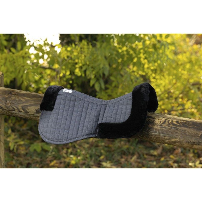 Sellerie Equideal à Saint-Dié 

Amortisseur Equithème modèle &quot;Teddy&quot;​

Amortisseur de dos avec surpiqûres à petit carreaux. Matelassage, protection de garrot et renfort à l&#39;arrière en mouton synthétique haute densité.