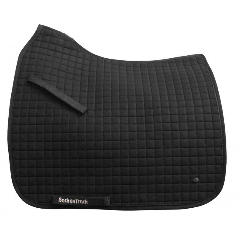 Sellerie Equideal à Saint-Dié 
Tapis de dressage Back on track No.1​

Adapté à l’entraînement et la compétition.

- Tapis respirant même pendant l&#39;exercice intense.

- Intérieur en Welltex® pour stimuler la circulation sanguine.

- Nouvelle forme très dégarrotée, pour réduire encore plus la pression sur le garrot.

- Matelassure épaisse.

- Forme anatomique épousant bien le dos du cheval et s&#39;adaptant parfaitement à la selle de dressage avec ses 2 passants de sangle de chaque côté.

- Courroie de sangle faite en deux parties reliées par bande auto-agrippante.

- Décoré d’un logo métallique sur le côté gauche.

Composition : extérieur 100 % coton, intérieur 100 % polypropylène, remplissage 100 % polyester.