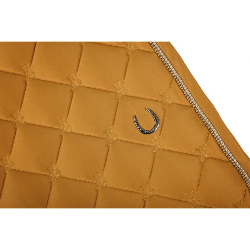 Sellerie Equideal à Saint-Dié 
Tapis de selle LAMI-CELL modèle &quot;LC&quot;

Coloris:

Optimisez chaque moment en selle. Un cocktail parfait de confort et de style et toujours responsable.

- Confort avancé : pistache, miel dorée.
Polyester, garniture Synthermax, mousse haute densité, le trio gagnant pour un confort optimal.

- Innovation naturelle :

Doublure traitée au charbon de bambou pour une expérience antibactérienne et une régulation thermique naturelle.

- Design :

Finition avec double cordelette et logo fer à cheval en métal.