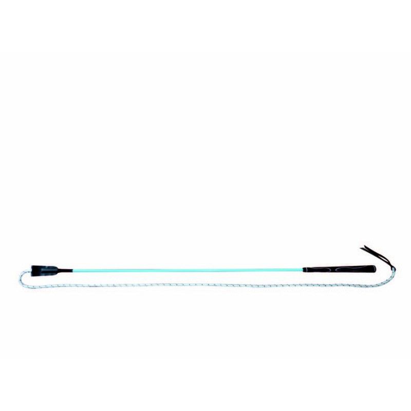 Sellerie Equideal à Saint-Dié 
Stick éthologique WHIP &amp; GO​

Le stick de communication, prolongement de votre bras, est utilisé pour le travail du cheval à pied en équitation éthologique. Longue cravache en fibre de verre avec claquette en cuir de buffle fermée et percée pour le passage d’une flotte amovible en polypropylène avec double lien en cuir à son extrémité (longueur 190 cm). Poignée confort antidérapante en caoutchouc.

Taille : 120 cm