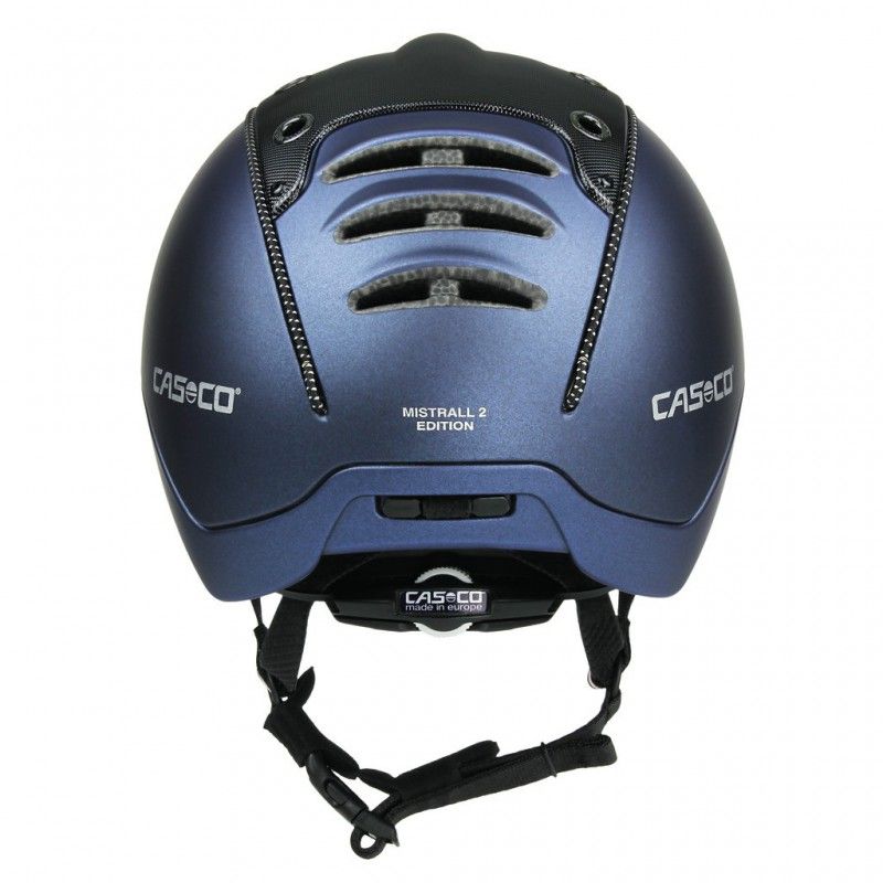 Sellerie Equideal, Saint-Dié
Le nouveau Mistrall 2 relooké toujours aussi léger, plus compact avec un système d&#39;aération encore plus performant.

Equipé du système “Fresh Air Ventilation“, système qui favorise l’évacuation de l’air chaud, pour une régulation thermique. Réglage ergonomique du casque grâce à une molette située à l’arrière. Ajustement horizontal et vertical possible pour une adaptation parfaite à la tête.

Revêtement de la partie centrale d&#39;une structure en titane noir avec effet semi-brillant.

Passepoils réflectifs.

Ce casque est conforme à la règlementation européenne VG1 01.040 2014-12 et au PAS 015:2011, les deux avec certification CSI SPA, organisme notifié 0497.