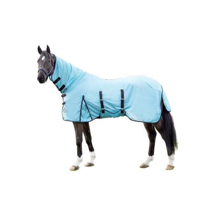 Sellerie Equideal à Saint-Dié 
Couverture anti mouche HKM, &quot;Aqua&quot;​
forme optimisée: plus grande aisance et liberté de mouvements due aux soufflets
courroies de cuisses
protection du cheval contre les insectes
courroie de queue
rabat de queue
haute qualité anti déchirure
fermetures avant réglables
encolure non détachable
bavette
encolure réglable sur la largeur
encolure longue avec velcro réglable
encolure avec velcro pour l&#39;attacher au bridon ou
courroies de cuisse élastiques pour une liberté de mouvement