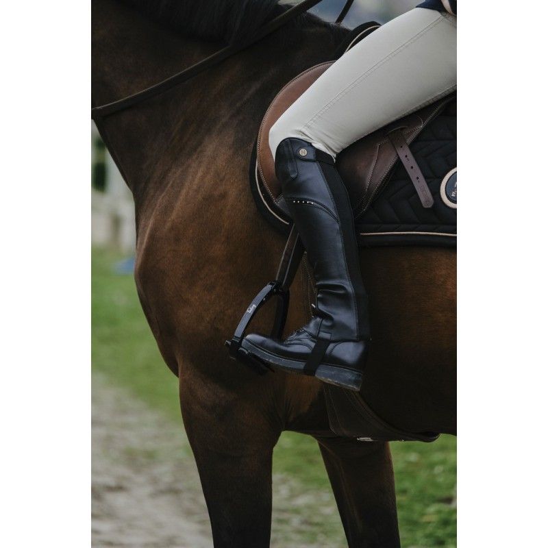 Sellerie Equideal à Saint-Dié 
Mini-chaps synthétiques en polyuréthanne avec effet galbant grâce à la doublure en tissu &quot;stretch&quot; Micro Touch élasthanne
- Mollet élastique.
- Fermeture YKK n°5.
- Sécurisée par un bouton de pression sur rabat en haut.
- Décoré de 5 strass transparent en partie haute.