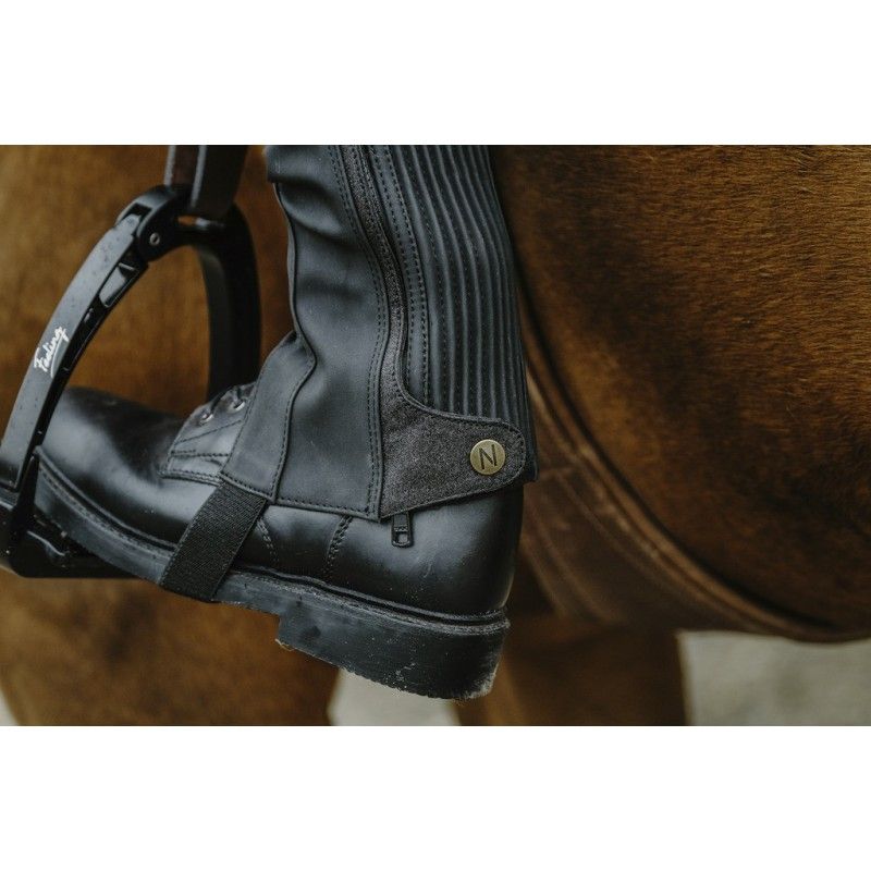 Sellerie Equideal à Saint-Dié
Mini-chaps 80 % polyuréthane et 20 % élasthanne.
- Mollet élastique en accordéon.
- Fermeture à glissière YKK.
- Sécurisée par des boutons pression sur rabat en haut et au bas de la tige.
- Doté d&#39;un passage de pied élastiqué.