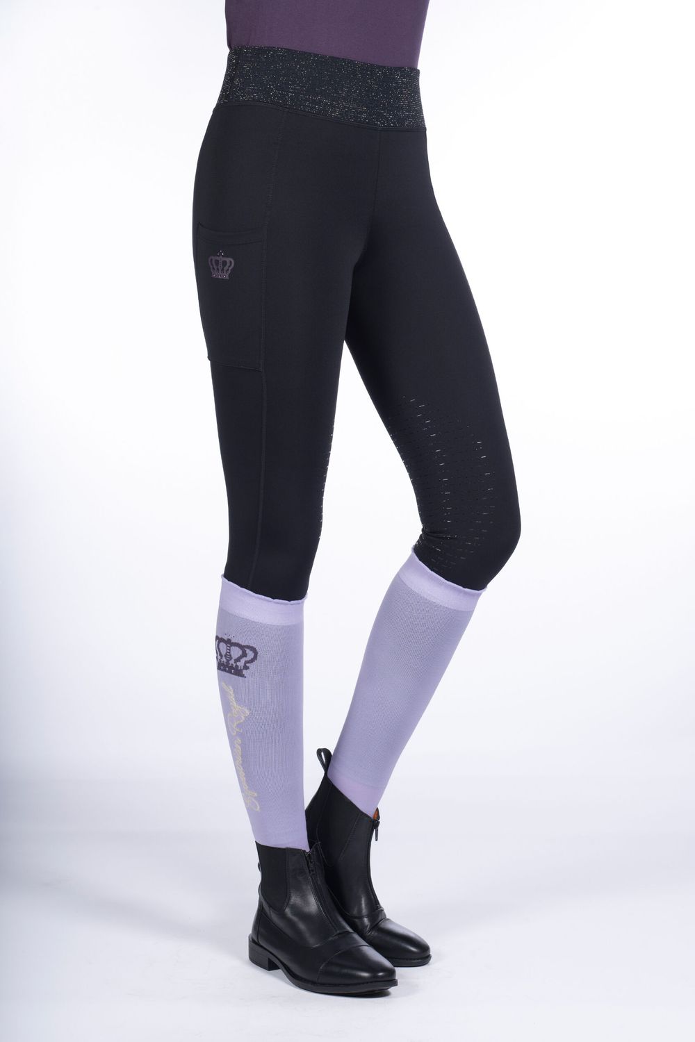 Sellerie Equideal à Saint-Dié 
Poche latérale pour téléphone portable
Bi-extensible
Confort et Praticité
Le legging HKM Lavender Bay full seat silicone est conçu pour les cavalières exigeantes en matière de confort et de praticité. Grâce à sa poche latérale pour téléphone portable, vous pouvez rester connecté(e) en toute simplicité pendant vos séances d&#39;équitation.
Flexibilité et Performance
Fabriqué avec un matériau bi-extensible, ce legging offre une liberté de mouvement optimale. Que vous soyez en plein entraînement ou en compétition, il s&#39;adapte parfaitement à vos mouvements, assurant ainsi une performance maximale.