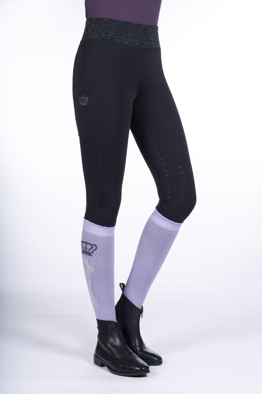 Sellerie Equideal à Saint-Dié 
Poche latérale pour téléphone portable
Bi-extensible
Confort et Praticité
Le legging HKM Lavender Bay full seat silicone est conçu pour les cavalières exigeantes en matière de confort et de praticité. Grâce à sa poche latérale pour téléphone portable, vous pouvez rester connecté(e) en toute simplicité pendant vos séances d&#39;équitation.
Flexibilité et Performance
Fabriqué avec un matériau bi-extensible, ce legging offre une liberté de mouvement optimale. Que vous soyez en plein entraînement ou en compétition, il s&#39;adapte parfaitement à vos mouvements, assurant ainsi une performance maximale.