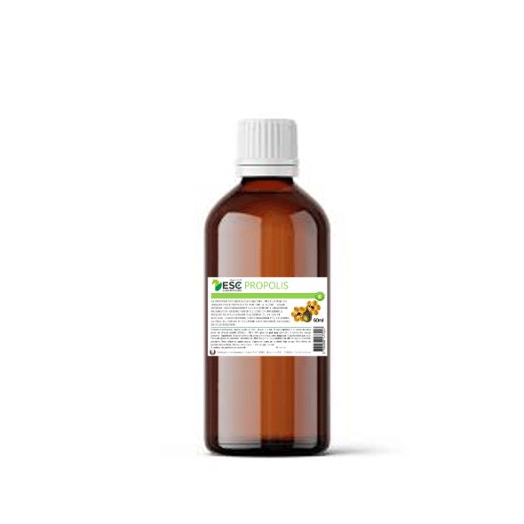 Sellerie Equideal à Saint-Dié 

Bons plans
Moitié prix 
-50%

Vendu trés bas prix car date dépasser 03/2024

La propolis est un bouclier naturel produit par les abeilles pour protéger et purifier la ruche – usage interne : recommandée pour renforcer l’organisme en début de saison froide ou lors des périodes à risques ou pour assainir la gorge ou la cavité buccale – usage externe / recommandée pour purifier la peau du cheval et favoriser les processus naturels de régénération.
La propolis, sorte de gomme résineuse, est produite par les abeilles comme bouclier naturel pour protéger et assainir la ruche.

Ses propriétés sont reconnues depuis des millénaires. Il s’agit en effet d’un concentré de principes actifs : flavonoïdes, phénols, coumarines, huiles essentielles… qui lui confèrent des vertus à la fois en usage interne et externe.

Appliquée de façon externe, elle favorise le processus de régénération de la peau et utilisée comme complément alimentaire, elle contribue à renforcer l’organisme et soutenir les défenses immunitaires.

ESC Laboratoire est une société pionnière en phytothérapie équine. Nous sommes spécialisés dans la sélection et l’utilisation de principes actifs végétaux appliqués aux soins de confort équins et proposons la gamme de produits naturels pour chevaux la plus large du marché.

Glycérine végétale, extrait de propolis verte

Teneur en sucres : 1,8% de saccharose

Teneur minimale en flavonoïdes : 4mg/ml

Teneur en Artépiline C : 0,4%

Agiter avant emploi. Usage interne : Dose à ajouter à la ration de base pour un cheval adulte (550kg) : 50 à 100 gouttes par jour pendant 3 semaines. Usage externe : Appliquer directement sur la zone concernée sans dépasser 1 application par jour.

Formulé pour les équidés. Déconseillé chez les juments gestantes ou allaitantes ou chez les poulains. Bien refermer après usage. Conserver dans un endroit frais et sec. Tenir hors de portée des enfants.

Contrôle antidopage : ce produit contenant une ou plusieurs substances dopantes, arrêtez sa distribution avant une épreuve officielle. Demandez conseil à un vétérinaire pour connaître le délai d’attente (habituellement 72 heures).