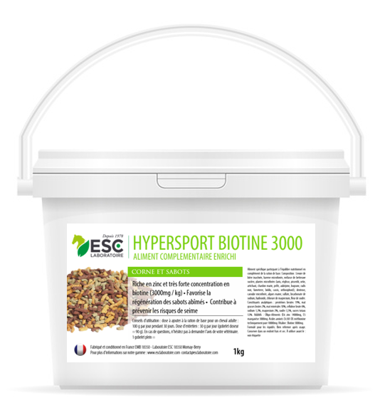 Sellerie Equideal à Saint-Dié  

Bons plans
-50%
Vendu à moitié prix

Hypersport biotine est un aliment complémentaire enrichi en biotine, vitamines, minéraux, oligo-éléments. Il possède une très forte concentration en biotine (3000mg/kg), et participe au maintien de l’intégrité des pieds et à la prévention des risques de seime.
Production en granulation à froid et sans pression afin de respecter les qualités nutritionnelles des matières 1ères

Hypersport biotine, un complément exceptionnellement riche en biotine pour votre cheval :
La teneur de notre complément en Biotine (3000 mg/kg) font d’Hypersport biotine une source de biotine exceptionnelle. Rappelons l’intérêt de la biotine pour le cheval :

la biotine (ou vitamine B7) possède de nombreux atouts. Elle contribue à stimuler le métabolisme. Si le taux de biotine est bon, les aliments seront vite transformés en énergie car cette substance aide à assimiler rapidement les glucides, les acides gras et les acides aminés. Ses bienfaits pour la peau et la corne consistent à accélérer le renouvellement des cellules constitutives de l’épiderme, des poils, des crins et de la corne.
Hypersport biotine est également source de :

Zinc : cet oligo-élément est indispensable au bon fonctionnement des cellules de l’épiderme. Une carence en zinc est l’une des causes des fissures et cornes cassantes.
Algues marines : cette formule bénéficie d’un mélange d’algues marines exceptionnel (ascophyllum, laminaires, fucus, spiruline, chlorella). Rappelons que les algues sont source de nombreuses vitamines, minéraux et oligo-éléments facilement assimilables.
Avec quoi associer Hypersport biotine 3000 ?
Pour des sabots en pleine santé, la corne doit également être nourrie avec un onguent adapté. Notre Onguent nutrition nourrit et assouplit en profondeur et contribue à prévenir les risques de seime et fissures. Notre onguent résiste aux changements de température et est garanti sans goudron.

ESC Laboratoire est une société pionnière en phytothérapie équine. Nous sommes spécialisés dans la sélection et l’utilisation de principes actifs végétaux appliqués aux soins de confort équins et proposons la gamme de produits naturels pour chevaux la plus large du marché.

Aliment complémentaire diététique pour chevaux.

Composition : levure de bière inactive, luzerne microfinée, mélasse de betterave sucrière, plantes microfinées (anis, réglisse, pissenlit, ortie, artichaut, chardon-marie, prêle, aubépine, bugrane, radis noir, fumeterre, boldo, cassis, orthosiphon), dextrose, caroube microfiné, algues marines (ascophyllum, laminaire, fucus, spiruline, chlorella), sulfate, bicabornate de sodium, hydroxyde et chlorure de magnesium, fleur de soufre.

Constituants analytiques : protéines brutes 19%, mat grasses brutes 2%, mat minérales 10%, cellulose brute 6%, sodium 1,3%, magnesium 2%, soufre 3,6%

Additifs/kg :
Oligo-éléments (E6 zinc 20000mg, E5 manganèse 3000mg), arôme.
Acides aminés : DL Méthionine 10000mg
Vitamine : Biotine 3000mg

Conseils d’utilisation : dose à ajouter à la ration de base pour un cheval adulte : 10 g par jour, pour un poney : 5 g par jour pendant minimum 2 mois. À renouveler si nécessaire. N’hésitez pas à demander l’avis de votre vétérinaire avant utilisation ou prolongation.

Précautions d’usage : juments gestantes ou allaitantes : sur avis vétérinaire uniquement. Formulé pour les équidés. Bien refermer après usage. Conserver dans un endroit frais et sec. Tenir hors de portée des enfants.

Contrôle antidopage : ce produit pouvant contenir des contaminants naturels susceptibles de rendre un test antidopage positif, nous recommandons par précaution d’arrêter sa distribution avant une épreuve officielle. Demandez conseil à un vétérinaire pour connaître le délai d’attente (habituellement 72 heures).