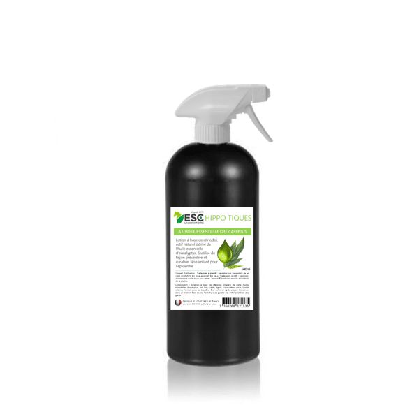Sellerie Equideal à Saint-Dié

Bon plan 
Moitié prix 
-50%

Vendu très bas prix car date dépasser 11/2023
Lotion odorante à base d’huile essentielle d’eucalyptus citronné et de vinaigre de cidre. Neutralise les odeurs émises par le cheval qui attirent les tiques.
Hippo tiques, une lotion naturelle très efficace contre les tiques du cheval :
Hippo tiques est une lotion qui protège les chevaux des tiques sans avoir à utiliser des répulsifs cutanés comportant des ingrédients de synthèse. Sa composition enrichie en huiles essentielles sélectionnées avec précaution assurent la pleine efficacité du produit :

L’huile essentielle de Tea tree : c’est l’huile essentielle de référence pour ses propriétés purifiantes et assainissantes.
L’huile essentielle de Cade : le bois de cade dont provient l’huile essentielle est utilisé depuis très longtemps afin d’éloigner les insectes. Cette huile essentielle possède également des propriétés apaisantes en cas d’irritations.
L’huile essentielle d’Eucalyptus citronné : cette huile essentielle est source de citriodol, un composant très efficace pour se protéger des tiques car il rend l’organisme non attractif pour l’insecte.
Avec quoi associer Hippo tiques ?
En saison estivale vous pouvez laver votre cheval avec notre Shampoing Fly Neutral enrichi en huiles essentielles odorantes pour neutraliser l’odeur du cheval qui attire les insectes.

En cas de piqûre de tique avérée, vous pouvez complémenter votre cheval avec notre mélange de plante : Piromix. Ce mélange de plante soutient les défenses immunitaires, le drainage et la détoxification, la circulation sanguine.

ESC Laboratoire est une société pionnière en phytothérapie équine. Nous sommes spécialisés dans la sélection et l’utilisation de principes actifs végétaux appliqués aux soins de confort équins et proposons la gamme de produits naturels pour chevaux la plus large du marché.

Contient : vinaigre de cidre, huile essentielle (eucalyptus citronné, tea tree, cade), alcool.

Conseils d’utilisation : vaporiser la lotion de façon uniforme sur le poil en évitant les yeux et les muqueuses. Renouveler l’application aussi souvent que nécessaire.

Précautions d’usage : USAGE EXTERNE. BIEN AGITER AVANT EMPLOI. Utiliser des gants. Contient des huiles essentielles, peut provoquer une réaction allergique : tester sur une petite zone avant la première application. Formulé pour les équidés. Bien refermer après usage. Conserver dans un endroit frais et sec. Tenir hors de portée des enfants. Tenir à l’écart de toute source de chaleur ou d’inflammation. Éliminer le contenu/récipient conformément à la réglementation en vigueur.