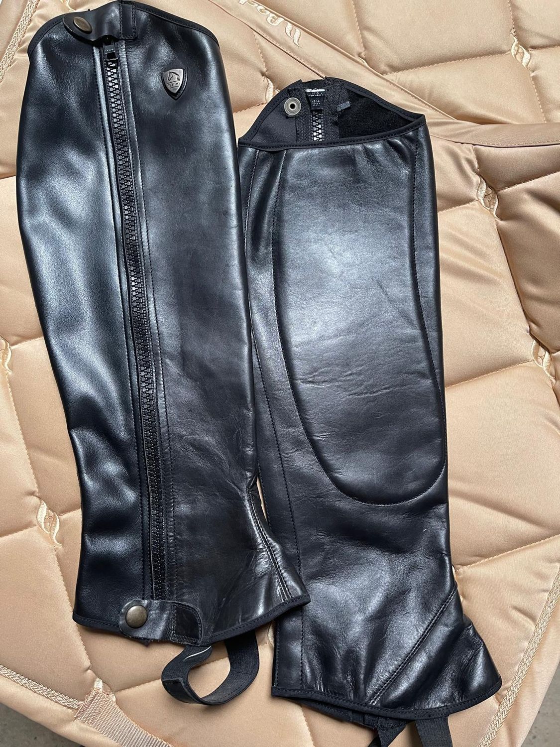 Sellerie Equideal à Saint-Dié 

Déstockage

Les mini-chaps en cuir brillant Tattini : qualité supérieure, soufflet élastique, meilleure adhérence et fermeture pratique pour une expérience de conduite optimale.

Taille: L