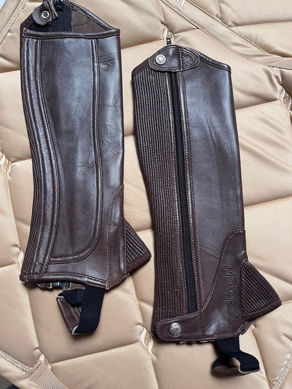 Sellerie Equideal à Saint-Dié

Déstockage

Mini chaps de la marque Daslo gold

en taille: XS

couleur: marron
