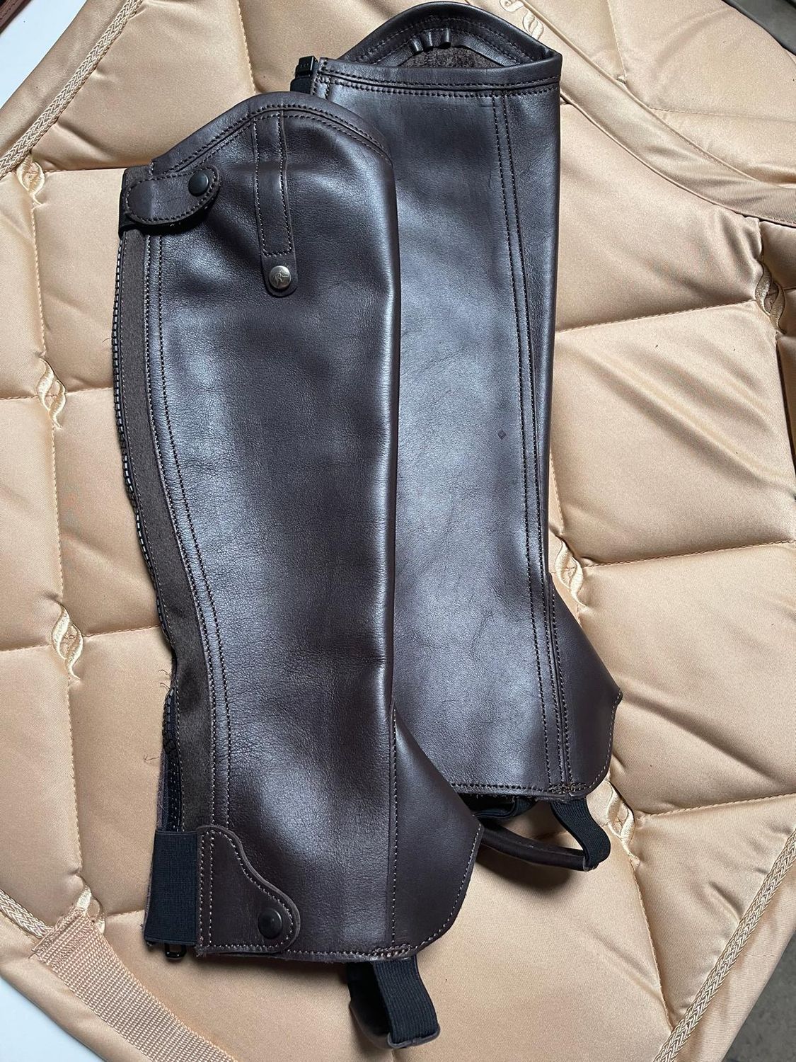 Sellerie Equideal à Saint-Dié

Déstockage

Mini chaps de la marque RECTILIGNE

en taille: S

de couleur: marron foncé