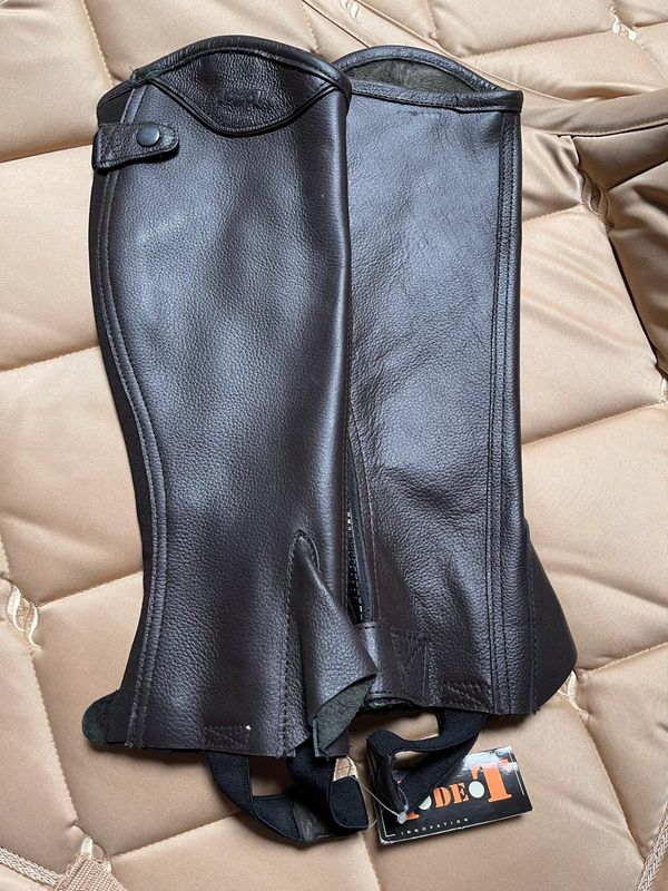 Sellerie Equideal à Saint-Dié 

Déstockage

Mini chaps en cuir T.DE.T​

Grande liberté de mouvement de la cheville.

Matière : Cuir souple et résistant.

Couleur: marron