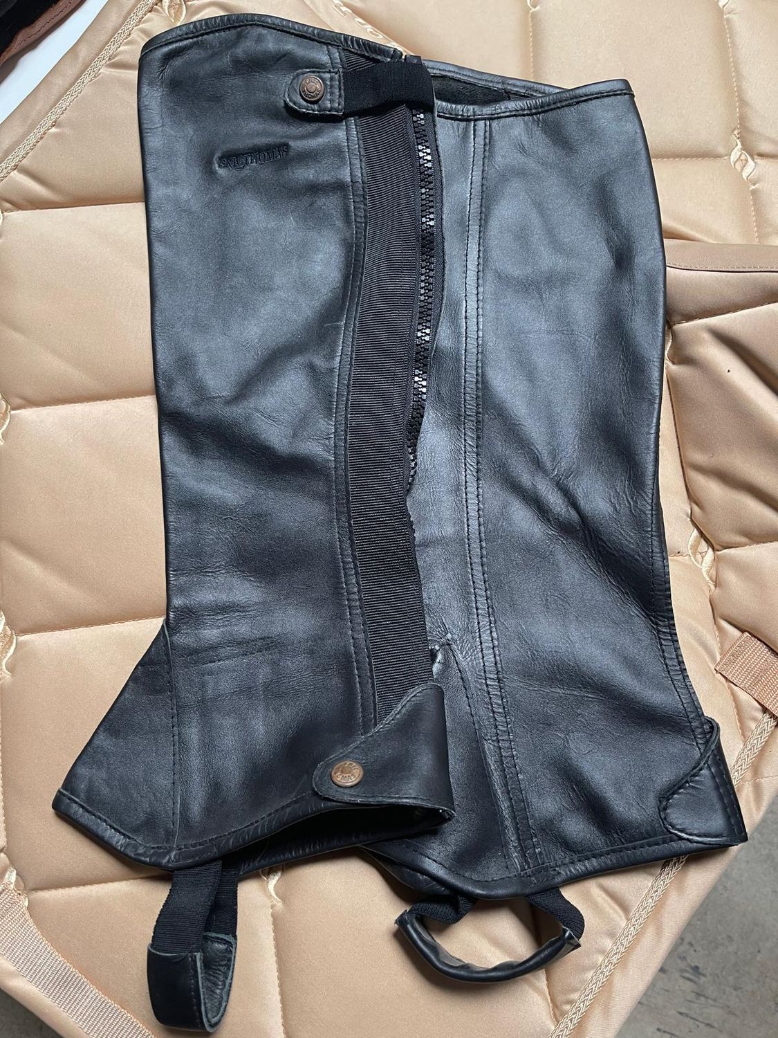 Sellerie Equideal à Saint-Dié

Déstockage

Mini chaps de la marque Eric Thomas

en taille: XL

de couleur: noir