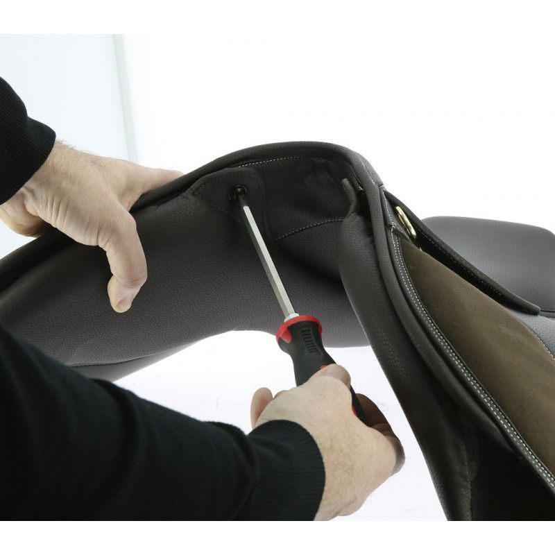 Sellerie Equideal à Saint-Dié 
Une seule mesure pour définir la taille d’arcade d’arçon correspondant à la morphologie de votre cheval. Pour selles ERIC THOMAS HYBRID et NORTON PRO

- Etape 1 :
Pour obtenir une mesure précise, positionnez votre selle sur votre cheval au bon emplacement. Sur le dos de votre cheval, faites un repère au niveau des vis qui se trouvent sous la selle.
- Etape 2 :
Retirez la selle et placez la mesure d’arcade bien verticalement sur votre repère.
- Etape 3 :
Faites glisser la mesure d’arcade vers le bas, jusqu’à ce que les deux surfaces de contact reposent sur le cheval et qu’une mesure puisse être prise.
- Etape 4 :
La mesure d’arcade vous indique la taille/couleur d’arcade à utiliser pour votre cheval.
Il est recommandé de répéter ce processus 3 à 4 fois/an.
