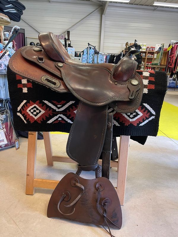 Sellerie Equideal à Saint-Dié 
Selle Western de la marque GARLAND d&#39;occasion

Selle USA Garland type Reining

Siège 16 pouces très confortable
Occasion à saisir 
Petit prix