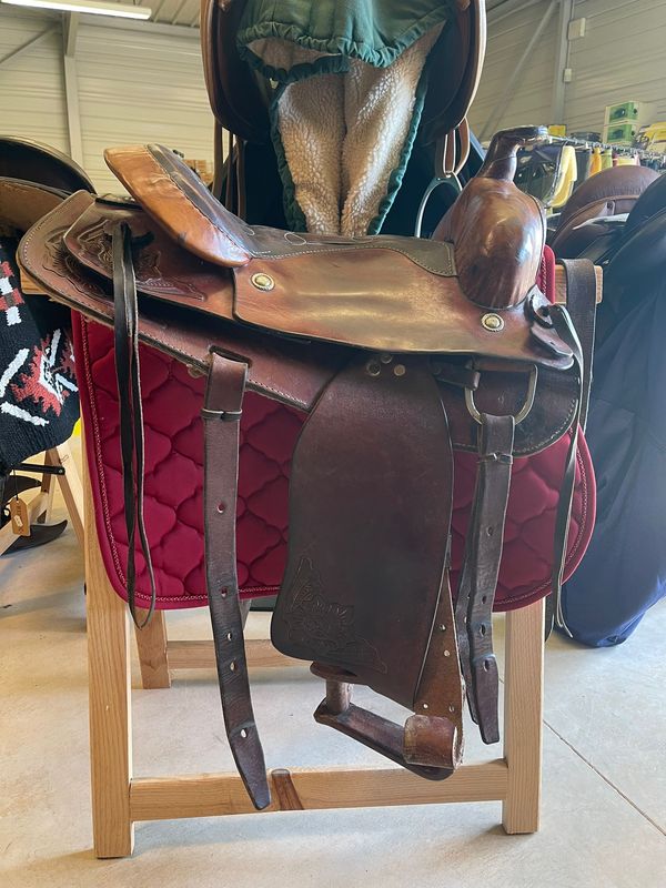 Sellerie Equideal à Saint-Dié 
Selle Western marque Barnes d&#39;occasion

En taille 16

Occasion à saisir
Petit prix 