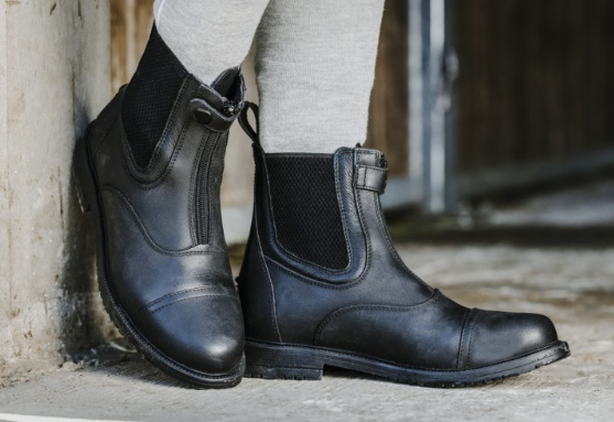 Boots en cuir de vachette, doublure 100% polyester. Semelle en TPR. Fermeture à zip à l&#39;avant avec un bouton pression et soufflets élastiqués sur les côtés.