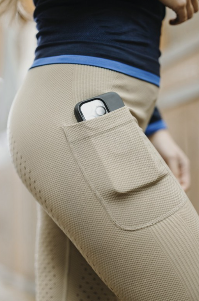 Le legging sans coutures &quot;Acacia&quot;, offre un maximum de
mobilité, il est LE legging idéale pour toutes vos sorties à cheval.

- Stretch : Matière tricotée
- Sans couture : Produit tricoté en tube, pas de zone de frottement
- Léger

DÉTAILS :
- Construction anatomique, grande
mobilité.
- Coutures plates.
- Ceinture haute élastiquée pour un
maximum de maintien.
- Fond silicone pour plus d&#39;adhérence.
- Grande liberté de mouvement.
- Coupe ajustée.

Composition : 72% polyamide 20%
polyester 8% élasthanne.
