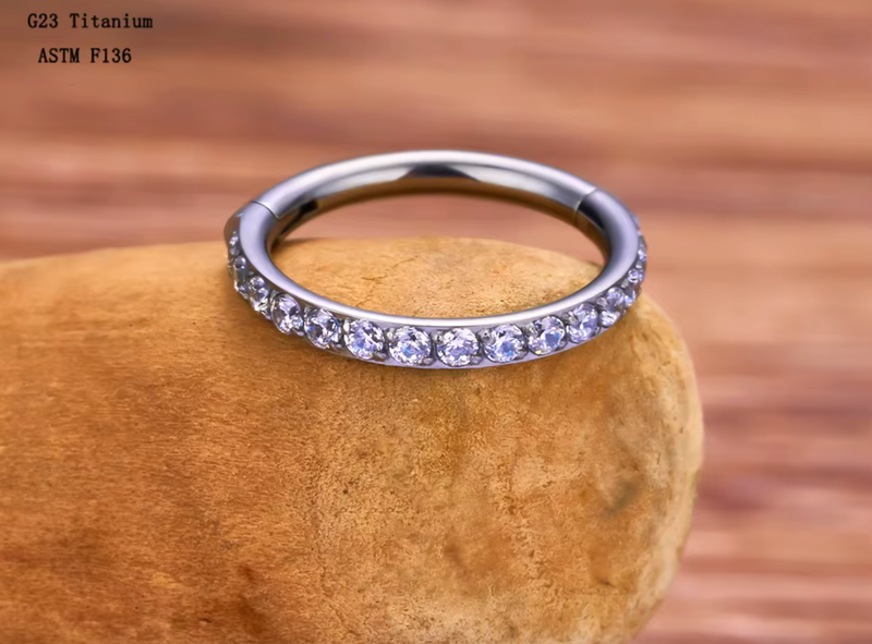 CLICKER TITANIO CON STRASS LATERALE