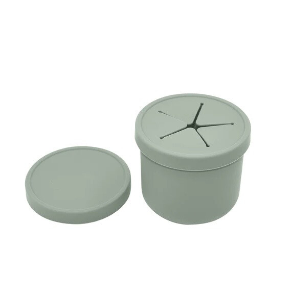 noüka Spill-Proof Snack Cup - LEAF