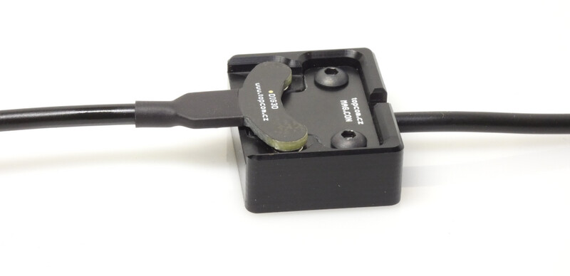 Magnetic connectors