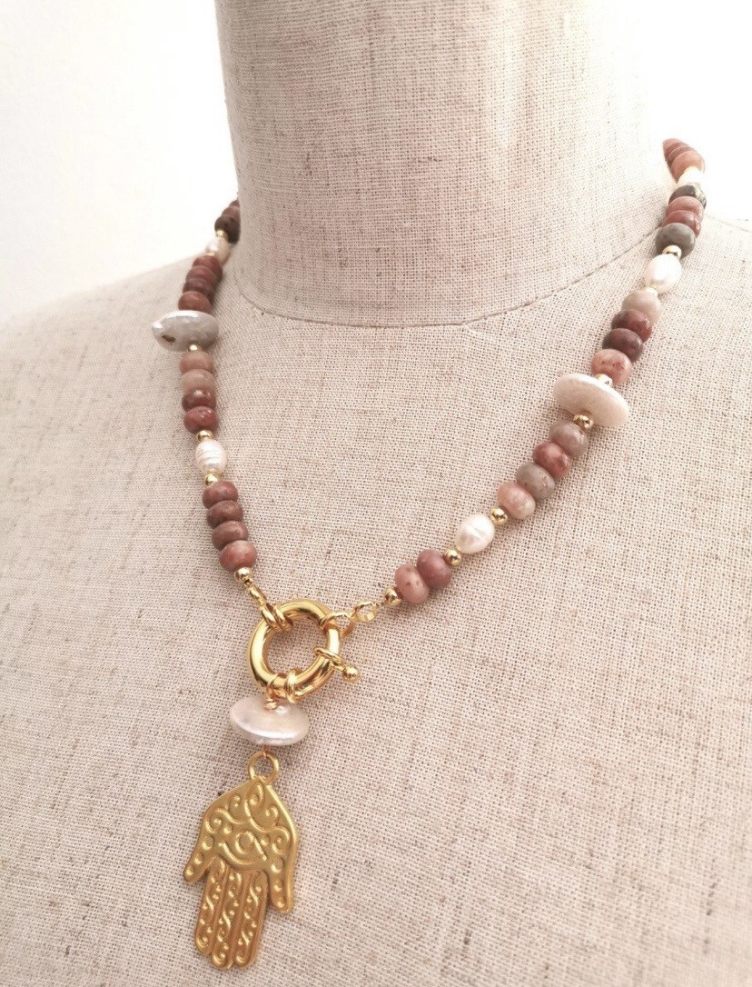 COLLAR BROCHE BANDOLA CON DIJE DE MANO.