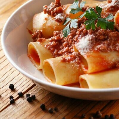 paccheri con sugo di polpo, olives taggiasche, promodorini e uvetta paccheri con sugo di polpo, olives taggiasche, promodorini e uvetta