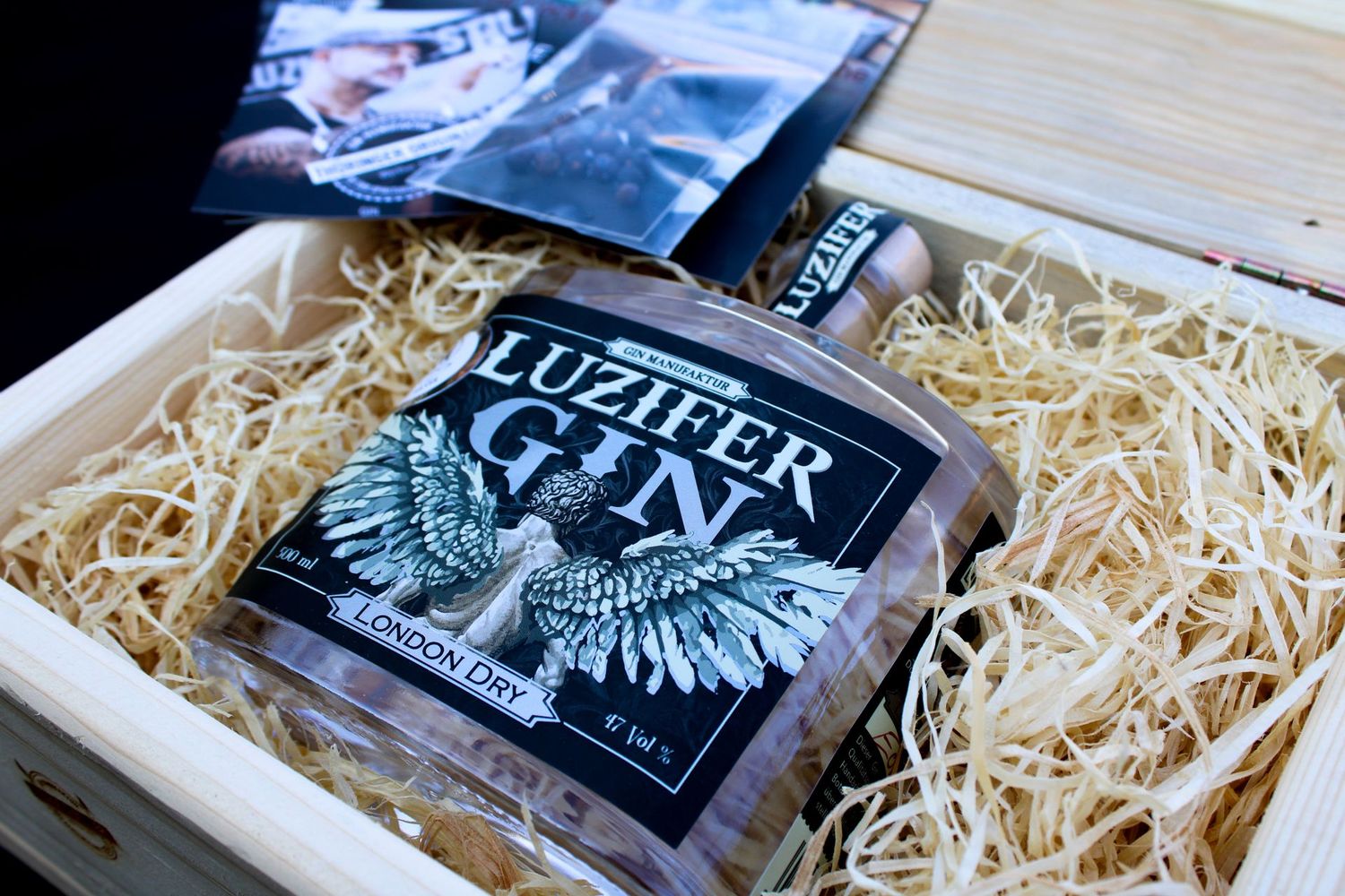 KISTE mit einer Flasche London Dry GIN 500ml 47 Vol%