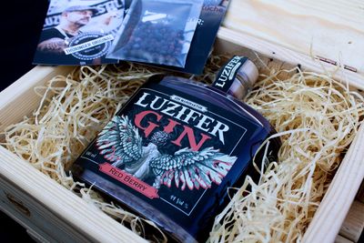 KISTE mit einer Flasche Red Berry GIN 500ml 44 Vol% KISTE mit einer Flasche Red Berry GIN 500ml 44 Vol%