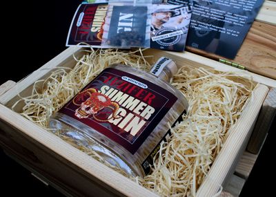 Summer Gin 44% Vol. 500ml mit dekorativer Holzkiste Summer Gin 44% Vol. 500ml mit dekorativer Holzkiste