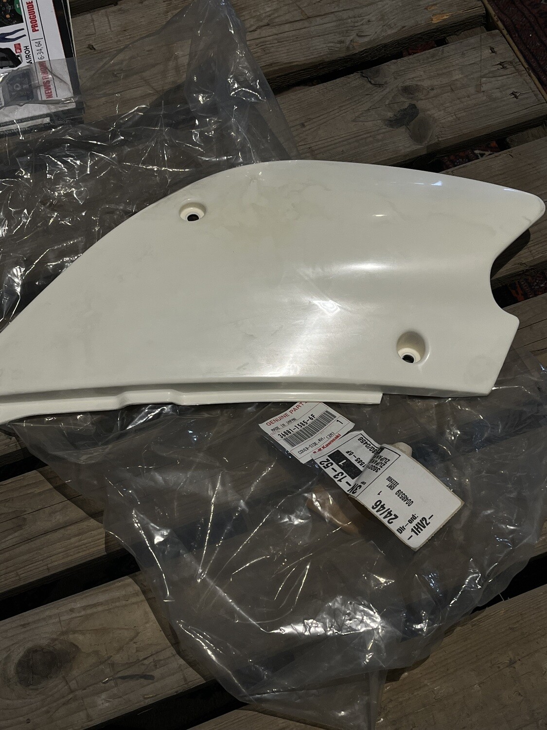 36001-1585-6F COVER-SIDE,RH,P.WHITE, Kawasaki