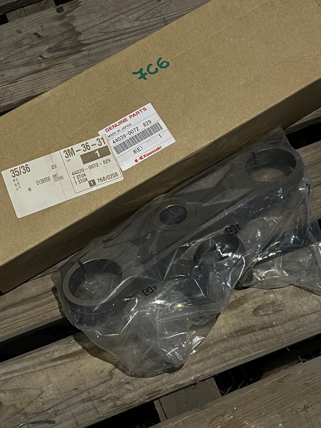 HOLDER-FORK UPPER,GOL KAWASAKI ZX600 44039-0072-829