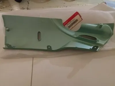 COVER LATERALE SINISTRO HONDA  FES125 PANTHEON 2003 CODICE 83640-KRJ-900ZF NUOVO