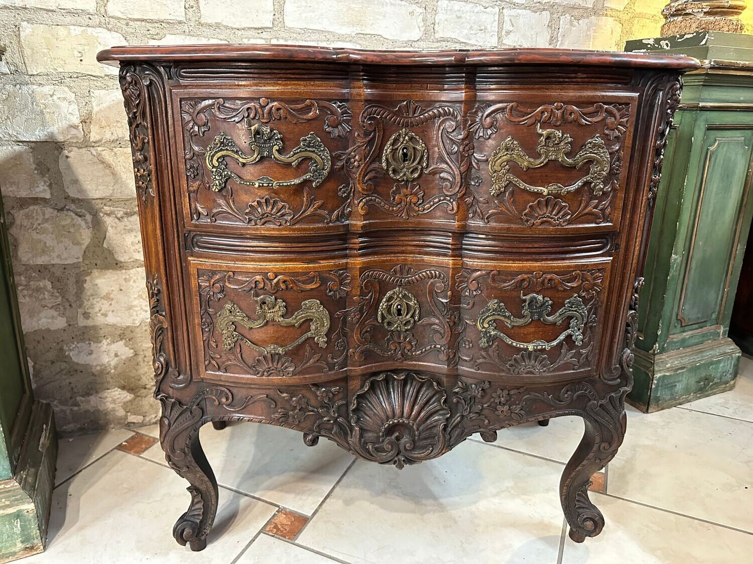 COMMODE SCULPTEE EN NOYER