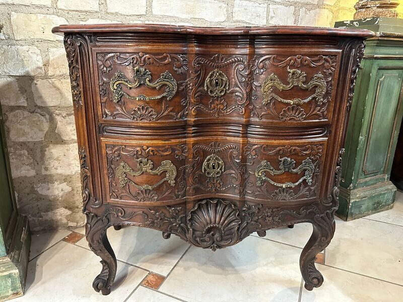COMMODE SCULPTEE EN NOYER