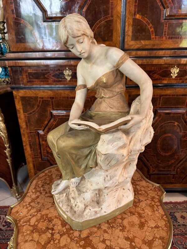 STATUE EN  CERAMIQUE POLYCHROME ROYAL DUX "LA LECTURE"