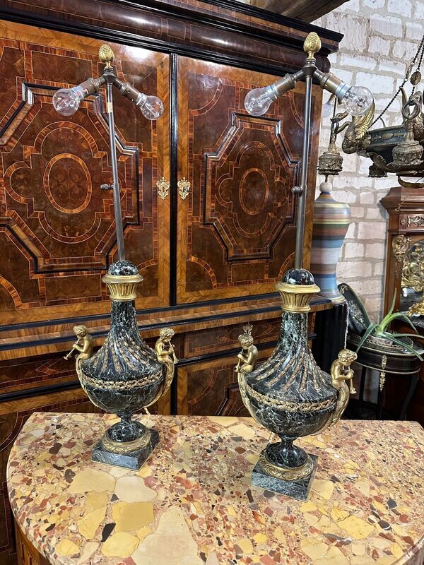 PAIRE DE GRANDS VASES FORME BALUSTRE MONTES EN LAMPE NAPOLEON III