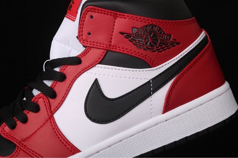 Jordan 1 Mid &#39;Chicago Black Toe&#39;