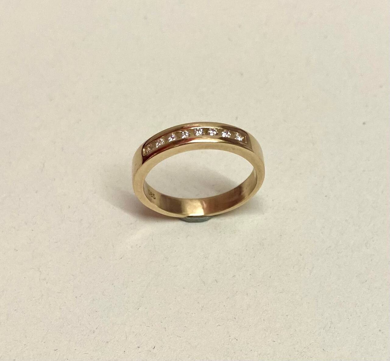 Ring in 585/- Gold mit 8 Brillanten in zeitloser Form